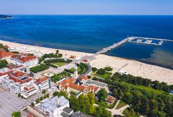 Sopot. Na plaży pojawiła się rura, która jest oblegana przez turystów