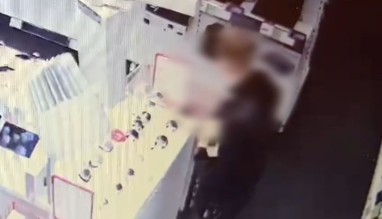 Nagrali go w sklepie. Potem spacerował przy komendzie. Oto finał