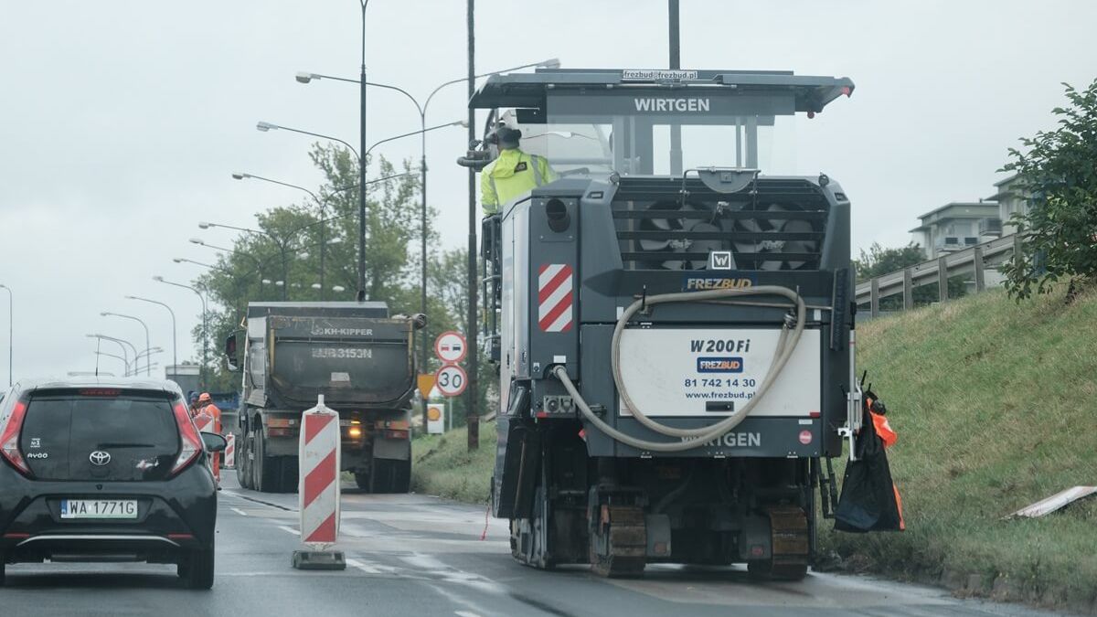 Drogowcy frezujący jezdnię na al. Witosa