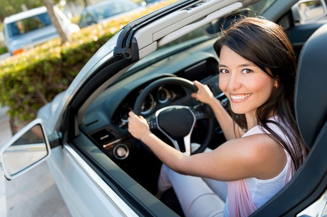 Drive - bezpieczna jazda! Trzymaj ręce na kierownicy i steruj smartfonem