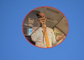 Steward Ryanaira podbił TikToka. "U nas nie ma snu. Nie ma też miejsca na nogi"
