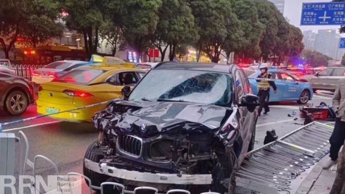 Zniszczone BMW po wypadku w Kantonie