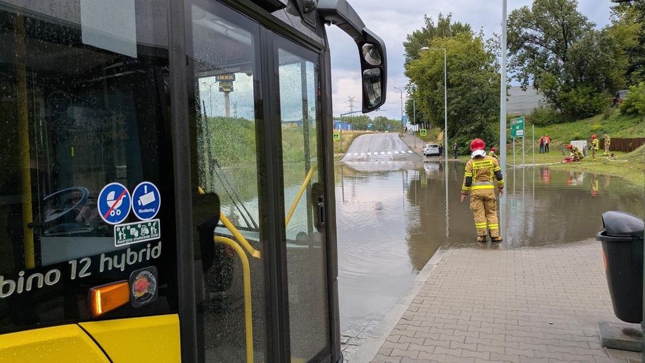 Tak wyglądał zalany węzeł Agata pod wiaduktem koło IKEI 17 lipca. Zebrał się metr wody