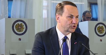 Sikorski gratuluje. Mówi o zbliżeniu Armenii do Europy