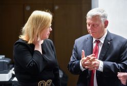 Suski tłumaczy odręczną poprawkę. "Nie mamy drukarek"