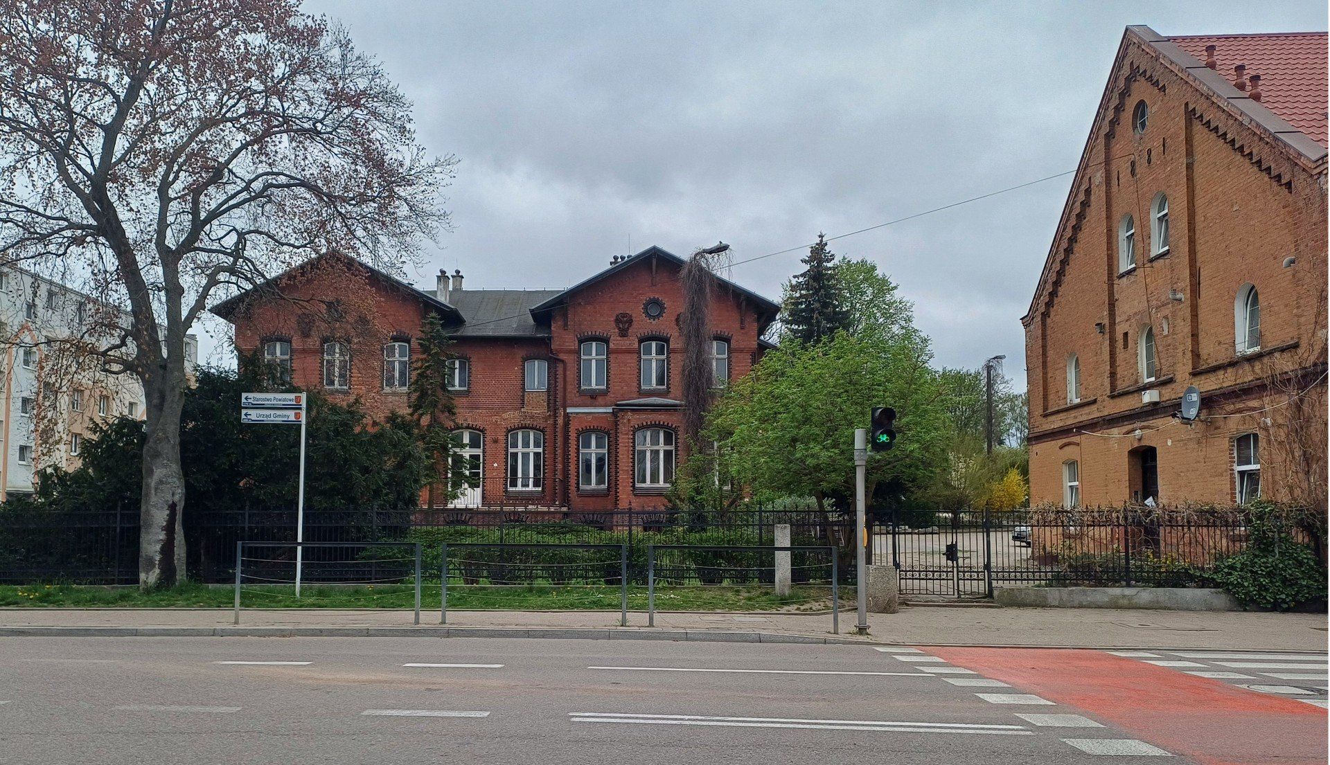 Widok na dom/pałacyk Rathkego przy ul. Wojska Polskiego obecnie
