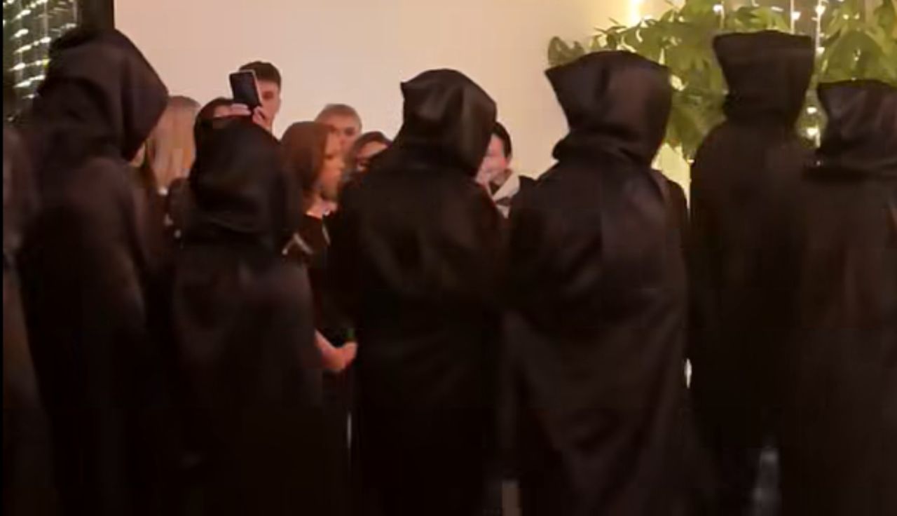 Tak wyszli na studniówkę. W sieci aż się gotuje. "Jakiś cyrk"