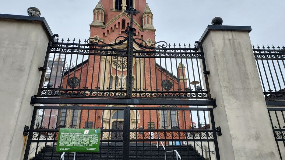 Ksiądz w areszcie od ponad roku. Molestował dzieci w różnych parafiach. &#34;Dochodziło do tego na terenie kościoła, plebanii&#34;