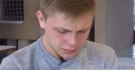 Mama zginęła na jego oczach. Teraz sam wychowuje całe rodzeństwo