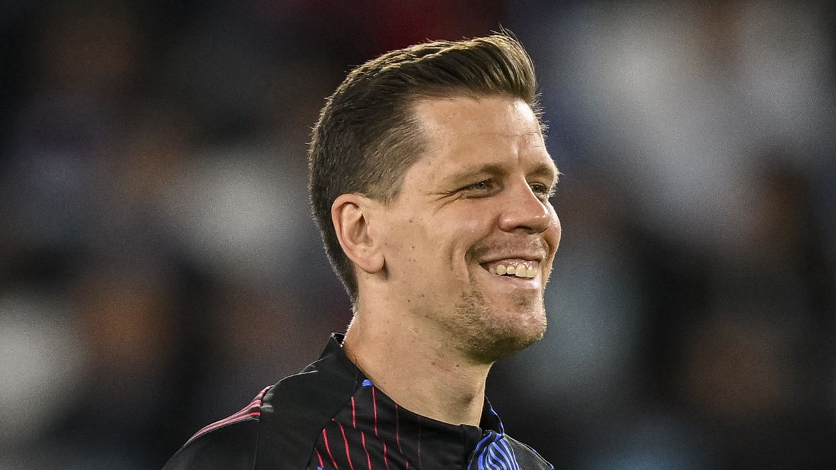 VIGO, SPAIN - NOVEMBER 23: Wojciech Szczesny of FC Barcelona during the warmup prior to the LaLiga match between RC Celta de Vigo and FC Barcelona at Estadio Balaidos on November 23, 2024 in Vigo, Spain. (Photo by Octavio Passos/Getty Images)