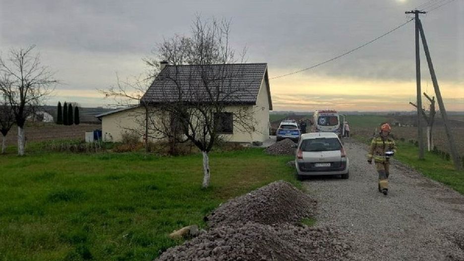 Próbował rozpalić w piecu. Zwłoki znaleziono przy wejściu