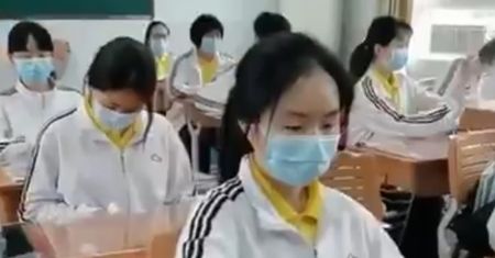 W Wuhan dzieci wróciły do szkół. Ale lekcje wyglądają inaczej. Zdjęcia obiegły świat