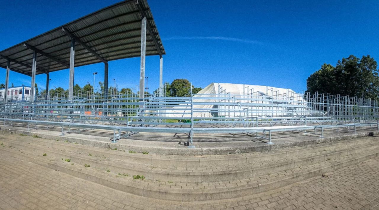 Poznań: Trwa montaż nowej trybuny przy Drodze Dębińskiej