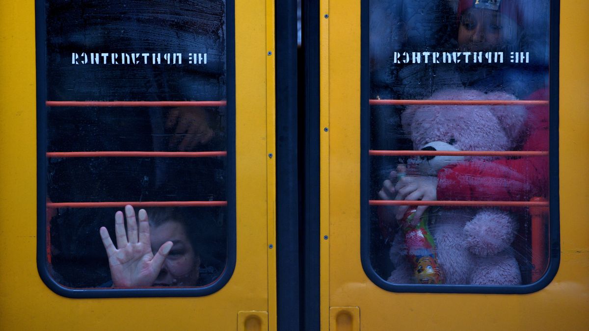 Przemyśl, 06.03.2022. Uchodźcy, którzy 6 bm. przyjechali pociągiem specjalnym ze Lwowa na Dworzec Główny PKP w Przemyślu. Trwa inwazja Rosji w Ukrainę. (dd/kf) PAP/Darek Delmanowicz