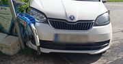Lublin. Na rondzie pojechała prosto, skoda uderzyła w słupek i rower. Kierująca trafiła do szpitala