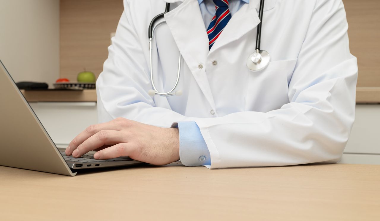 Ile powinien zarabiać lekarz na kontrakcie? Ministerstwo czeka na propozycje