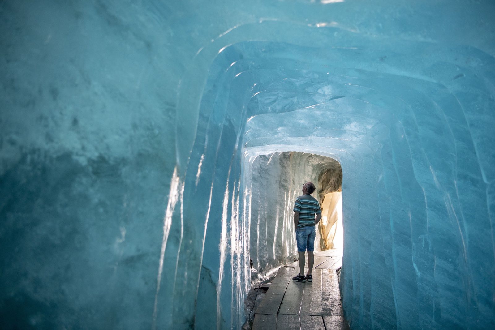 Rhone Glacier covered in blankets
epa10068878 People visit the Ice Cave at the Rhone Glacier covered in blankets above Gletsch near the Furkapass in Switzerland, 13 July 2022. The Alps oldest glacier is protected by special white blankets to prevent it from melting.  EPA/URS FLUEELER 
Dostawca: PAP/EPA.
URS FLUEELER