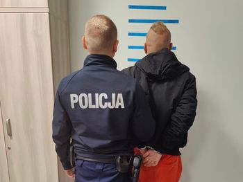 Ujście: Rozbój w biały dzień. 25-latek ukradł portfel z pieniędzmi i dokumentami