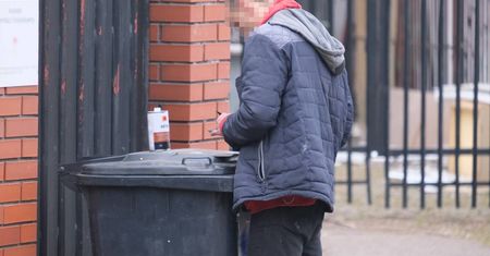 Dramatyczne sceny. Mężczyzna oblał się łatwopalną cieczą i groził samopodpaleniem w budynku komisariatu [ZDJĘCIA]