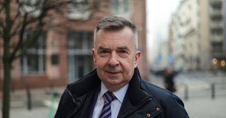 Absurdalne tłumaczenie ministra z pracy dla żony