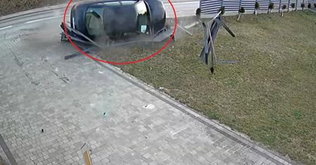 O krok od tragedii. Mężczyzna wylądował na płocie