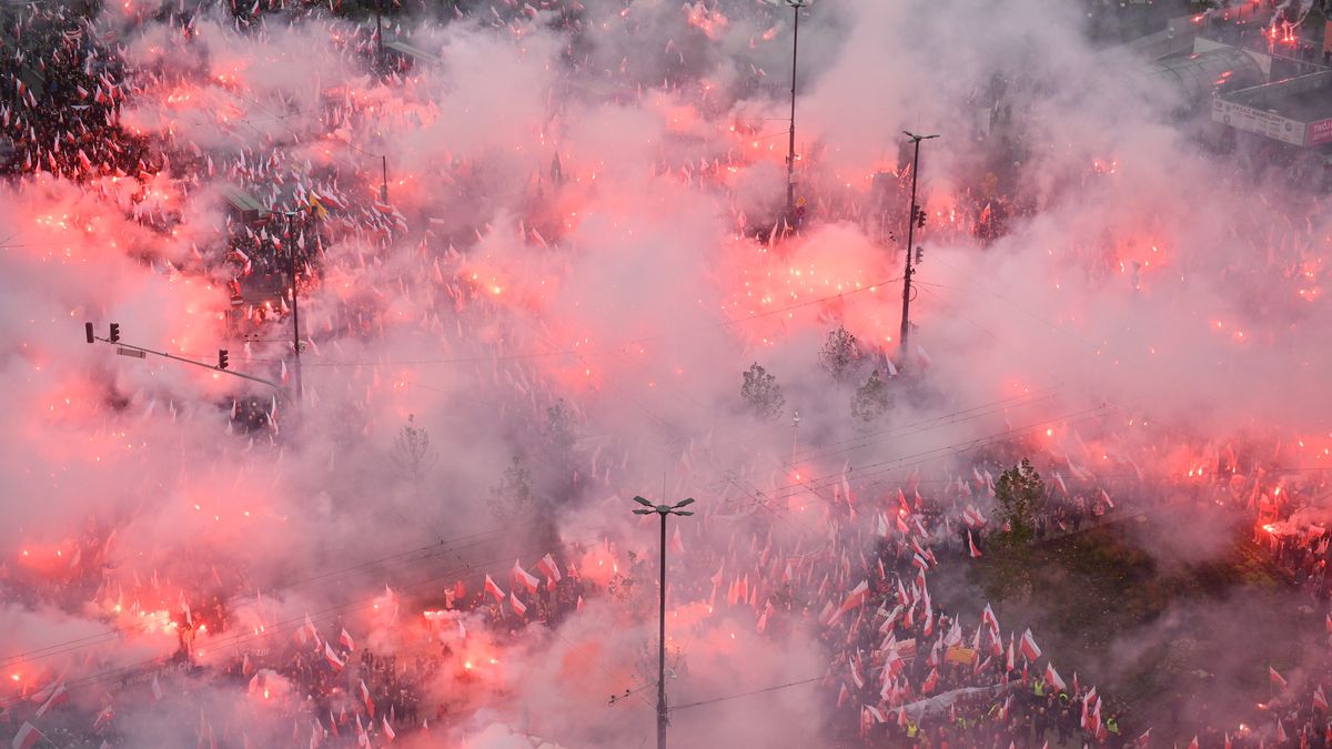 Marsz Niepodległości 2022. Uczestnicy pochodu odpalili race