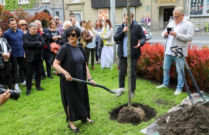 Żona i znajomi Dariusza Gnatowskiego uczcili jego pamięć, sadząc drzewo przed krakowskim teatrem