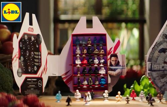 Figurki z „Gwiezdnych wojen” w promocji Lidla reklamowane przez Karola Okrasę i Darię Ładochę (wideo)
