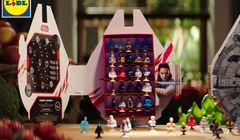 Figurki z „Gwiezdnych wojen” w promocji Lidla reklamowane przez Karola Okrasę i Darię Ładochę (wideo)