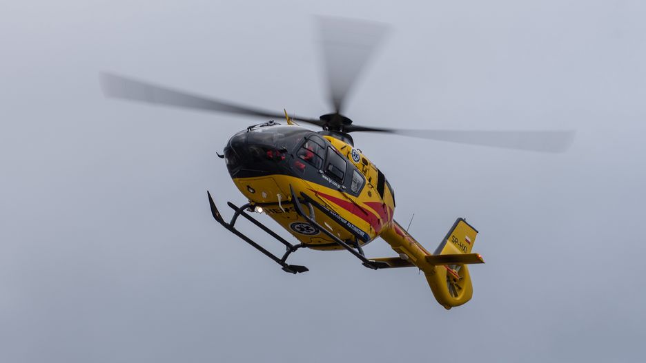 Wypadek w Małopolsce. Ciężko ranną kobietę w ciąży przetransportował do szpitala helikopter LPR 