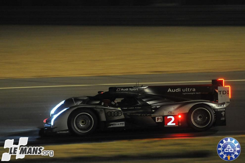 Audi R18 TDI #2 na torze nocą.