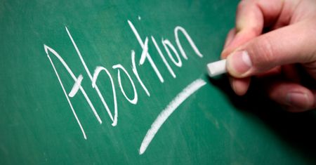 Aborcja - metody, mity i kontrowersje. Kiedy aborcja jest legalna?