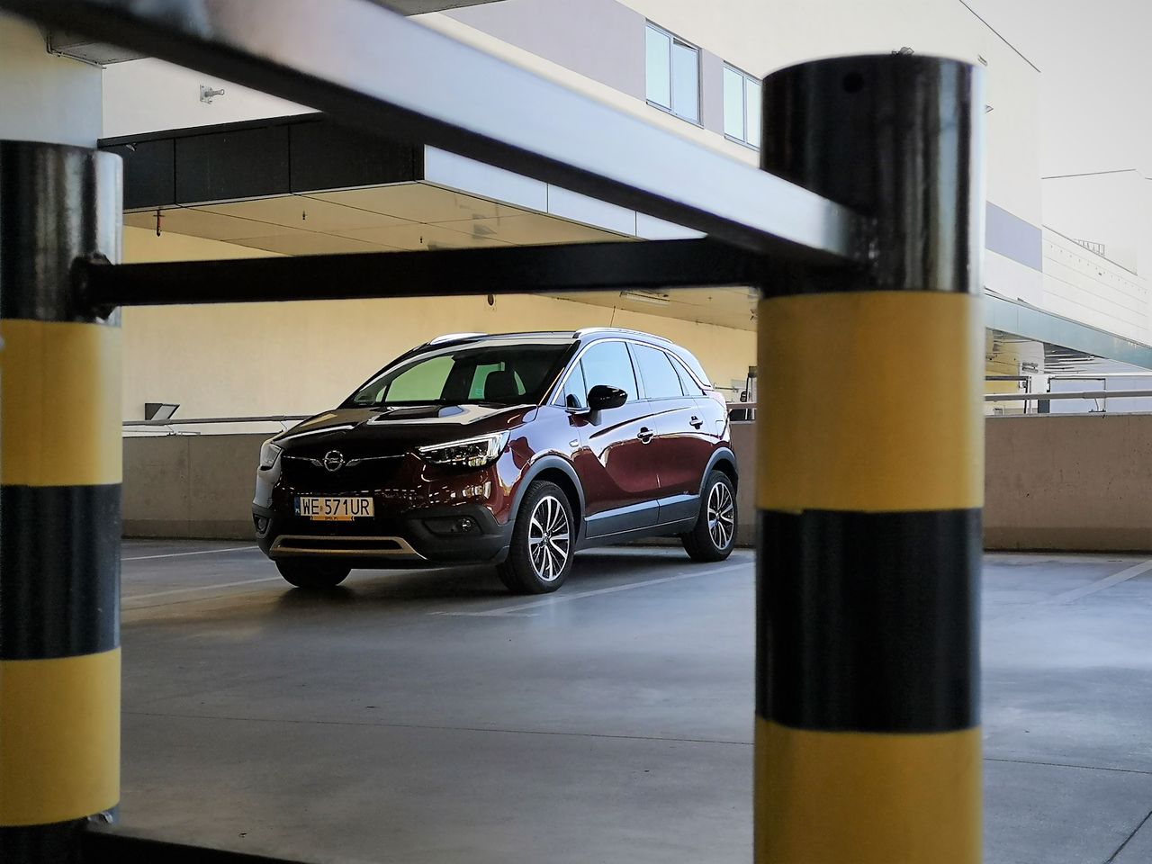 Opel Crossland X to typowy mieszczuch i właśnie w takich warunkach świetnie spisuje się kamera 180 stopni