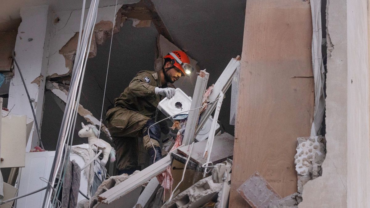Israeli rescue forces search a building hit by a ballistic missile launched from Iran in Bat Yam, Israel, on Sunday, June 15, 2025.  Israel and Iran continued intense bombardments on one another's territories for the third day, with no sign of a reprieve and growing concerns over a wider conflict in one of the world's key oil-producing regions. Photographer: Kobi Wolf/Bloomberg via Getty Images