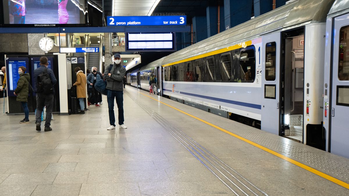 pociąg dworzec peron transport kolej