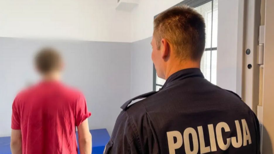 19-latek potrącił motocyklem policjanta i zbiegł z miejsca.
