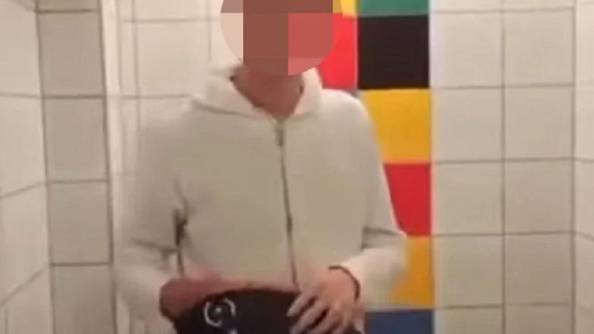 Miał wypróżnić się nauczycielce do torebki