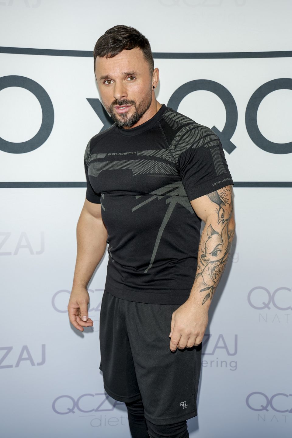 Znane twarze pozują na premierze linii ubrań treningowych Qczaja