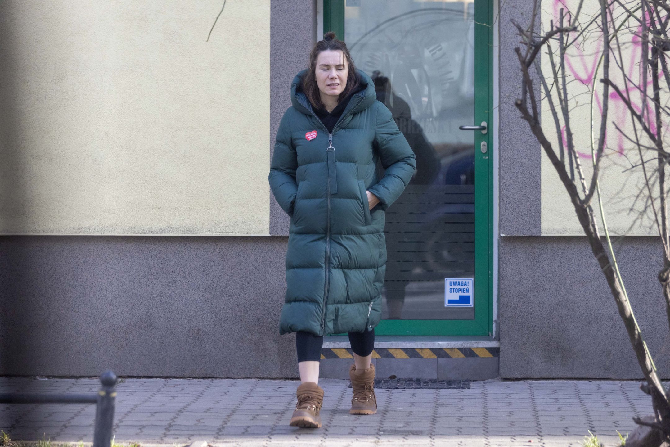 Olga Bołądź z partnerem i suczką u weterynarza