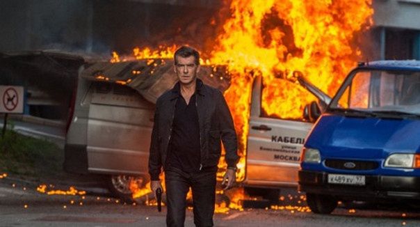 Pierce Brosnan w "Urge" wyrabia narkotyki
