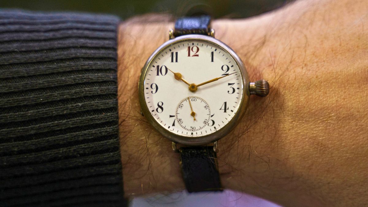 Zegarek na ręce mężczyzny
