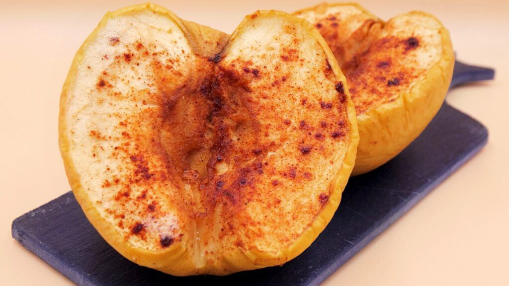 Pieczone jabłko z miodem i cynamonem przepis