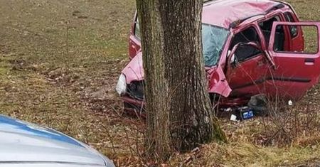 Pijany dachował oplem. W aucie wiózł dwójkę dzieci