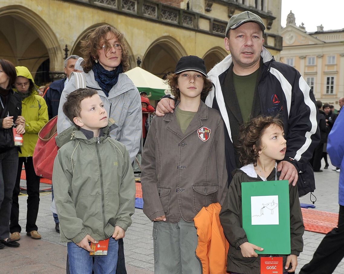 Zbigniew Zamachowski z Aleksandrą Justą i dziećmi w 2009 r.