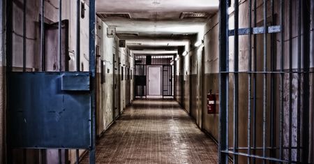 Wybory w zakładach karnych. Ekspert tłumaczy dlaczego więźniowie głosują na KO