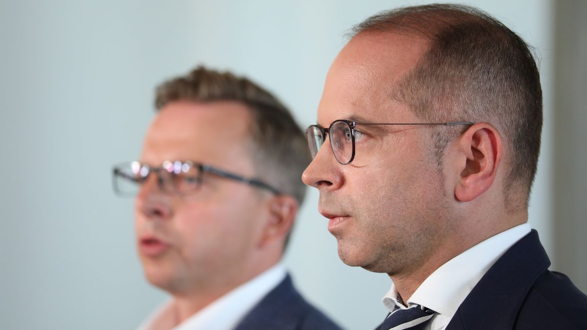 Na zdjęciu posłowie KO Dariusz Joński i Dariusz Szczerba