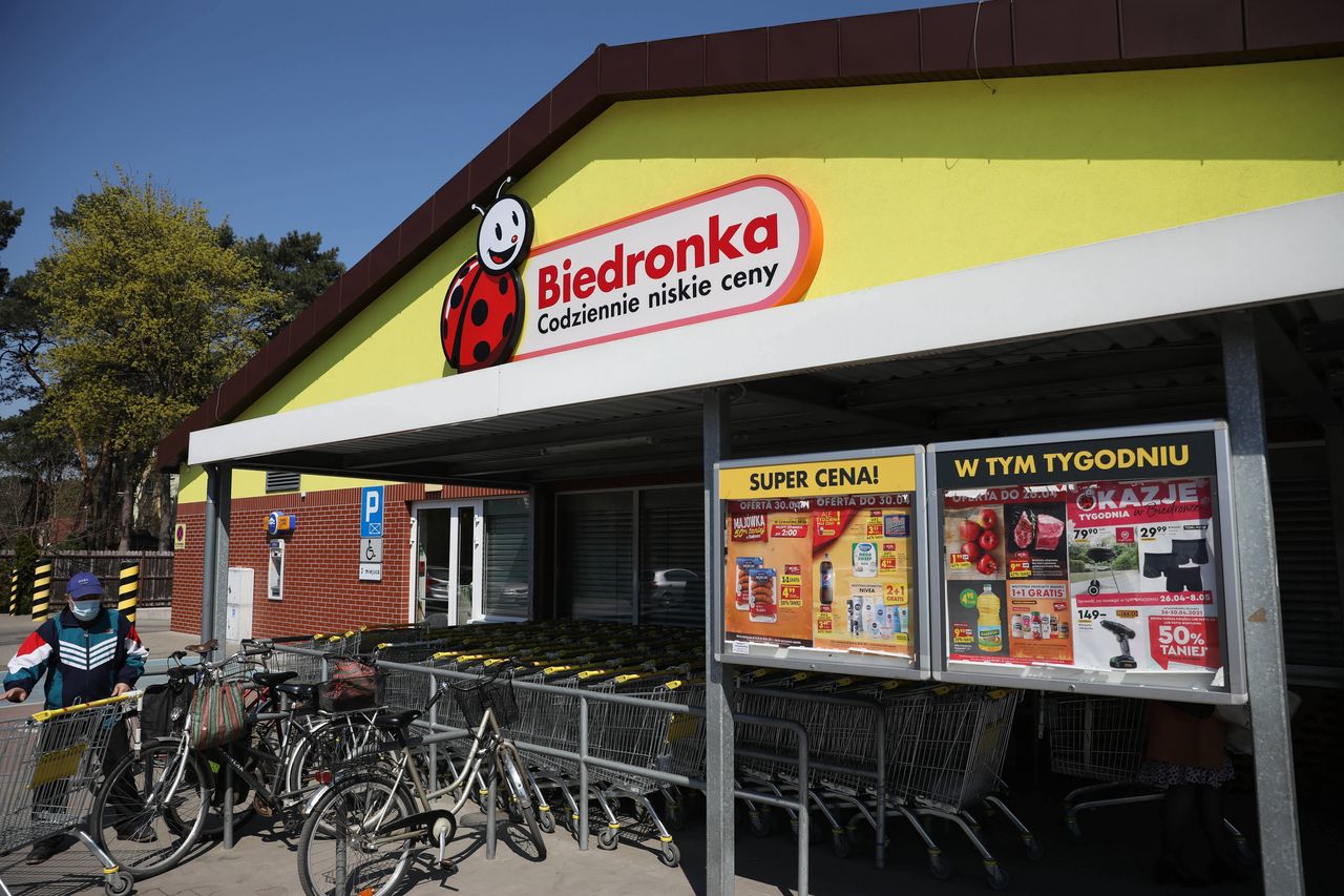 Praca wakacyjna w Biedronce. Rusza rekrutacja. Znamy stawki