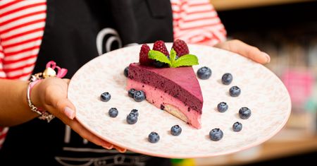 Tort jagodowo-malinowy bez pieczenia. Smak lata zamknięty w pysznym deserze