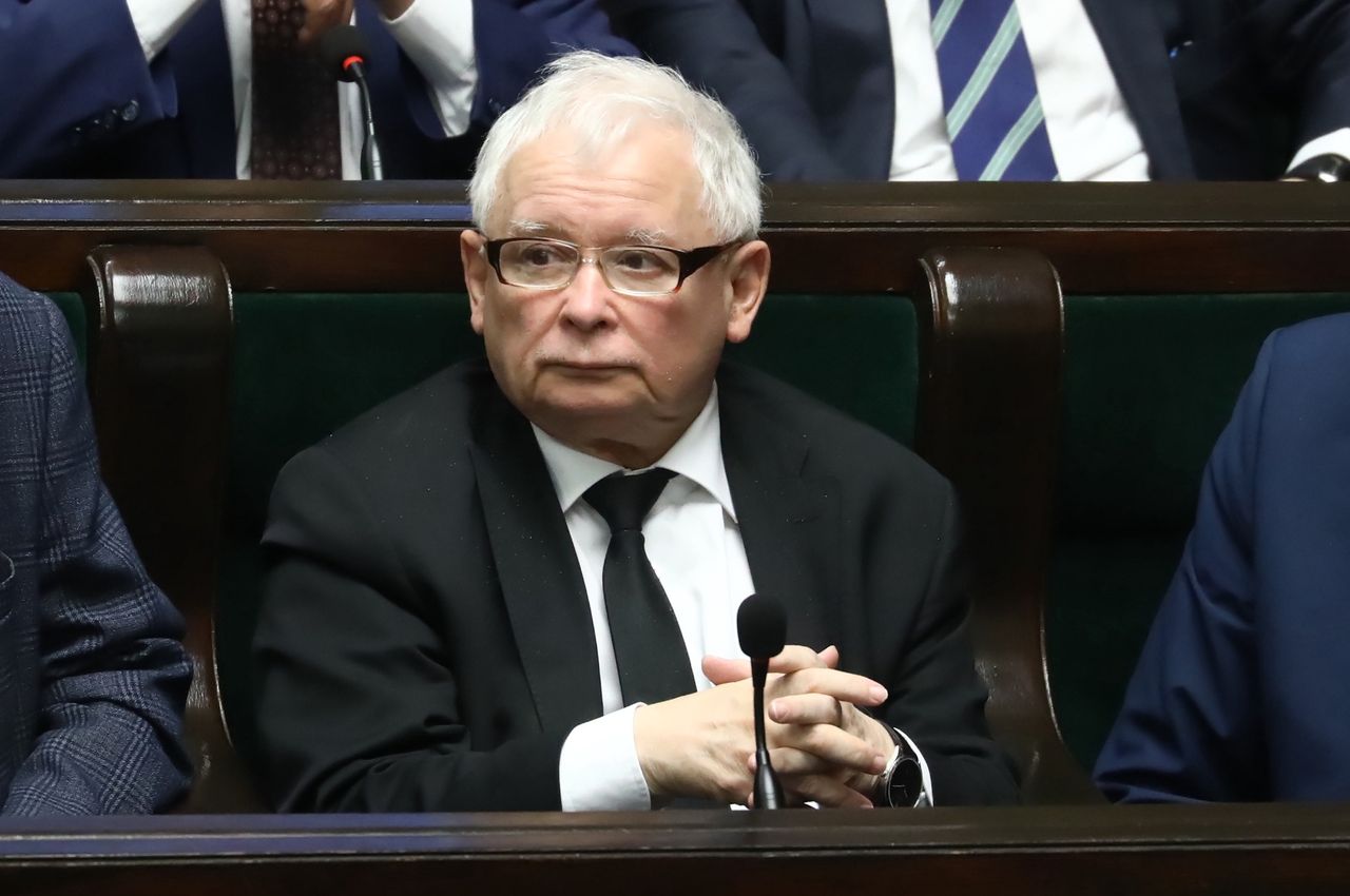 Płacą i płaczą. "GW": Poszła dyspozycja na zrzutki dla PiS. Media ujawniają