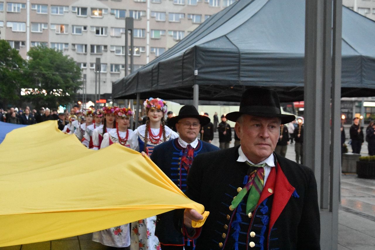 Wzruszająca uroczystość w Rudzie Śląskiej. W hołdzie ofiarom Tragedii Górnośląskiej złączyli dwie flagi i przeszli w milczeniu